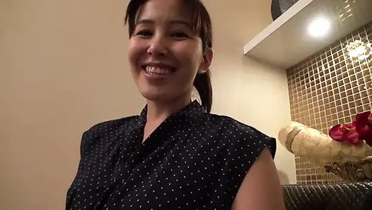 Istri super peras susu k-cup, megumi, 42 tahun