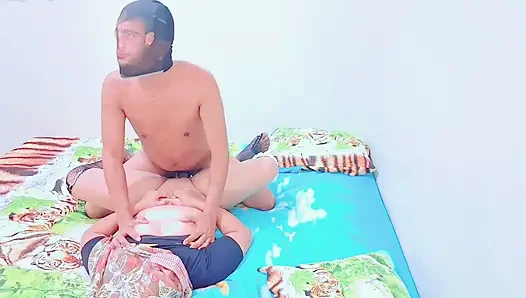 Das Hijab-Mädchen!! Ein Mädchen mit schwerem Herzen versucht, sich darauf einzulassen.