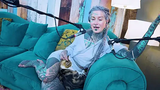 E - empati hakkında konuşuyorum - asmr podcast sfw konuşuyor gotik sıska kız dreadlocks dövmeli model dövmeli kız