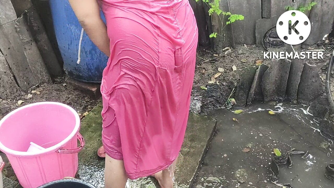 印度家庭主妇在外面洗澡