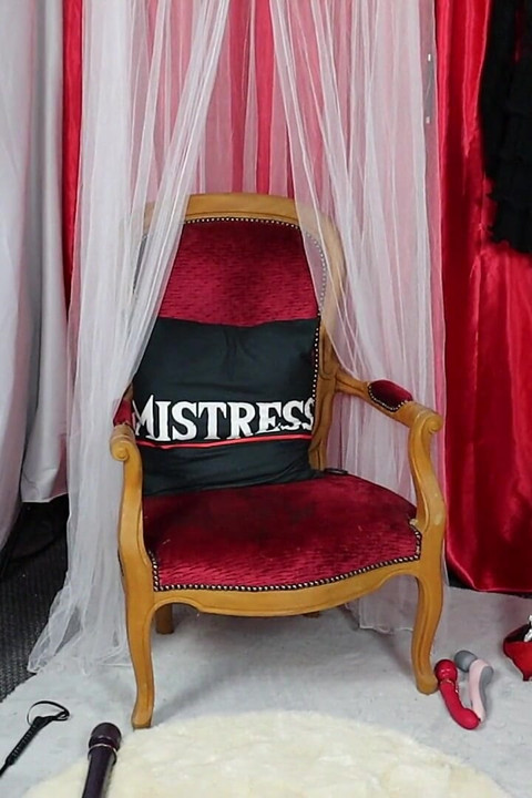 장난감을 가지고 노는 Sissy Maid Dee