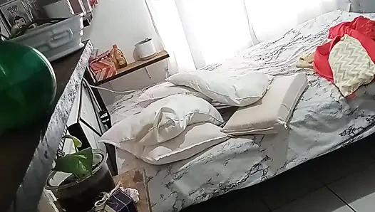 Tante seksi lagi bersih-bersih kamar 1