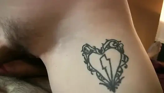 Lässiger sex im hotelzimmer mit einem tätowierten teenager