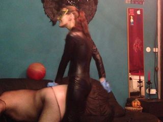 Seksowna kochanka femdom pieprzy maminsynek niewolnik z straponem