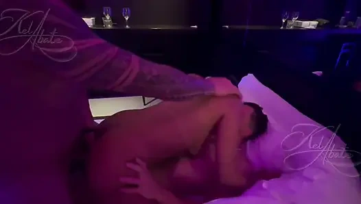 Wir haben die Frau des Cuckolds in den Motel genommen und in jeder Hinsicht gefickt, wir steckten zwei schwänze in ihre muschi und filmen es, um ihn zu schicken!