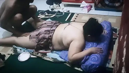 Mollige witwe wird während der massage geil