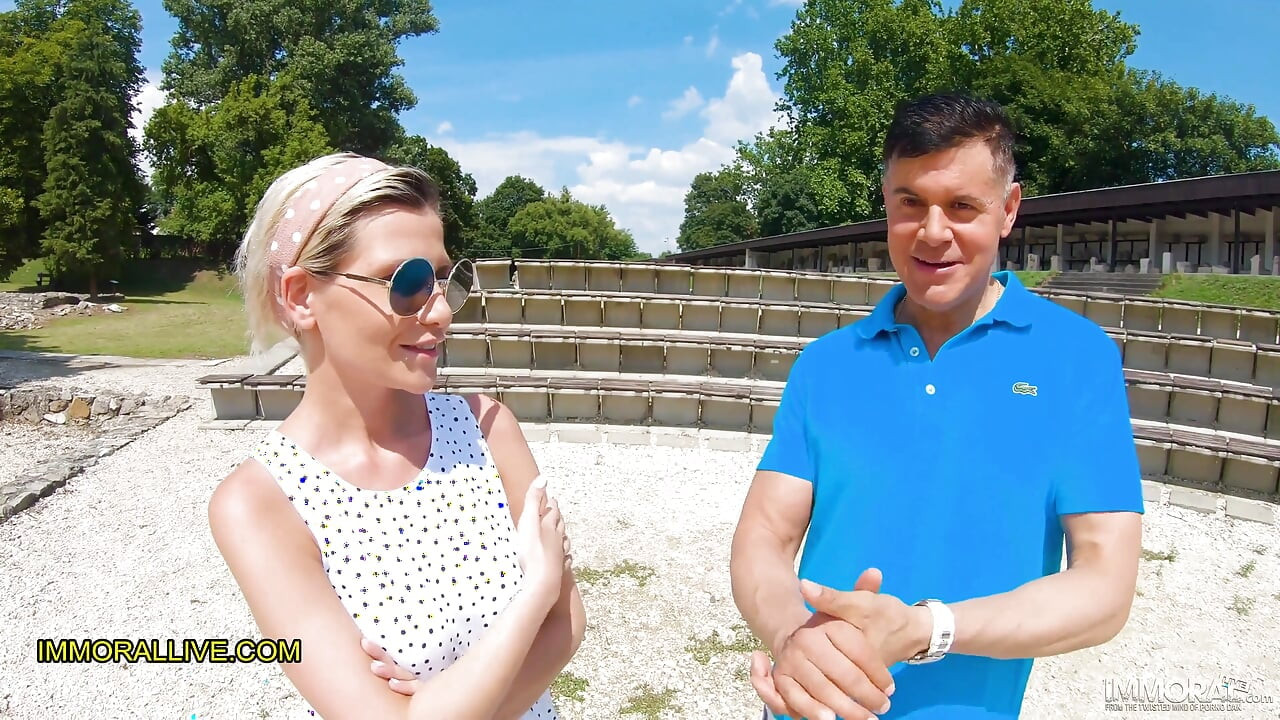 Tetona rubia madrastra va a las ruinas romanas con su hijastro aprende algo nuevo!