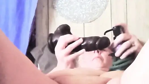 Islak ıslak amcık büyük zenci yarağıyla sikişiyor ve fışkırıyor