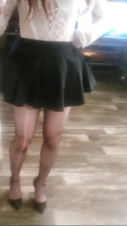Fată drăguță transsexuală care își expune pula drăguță în cușcă și curul în ciorapi
