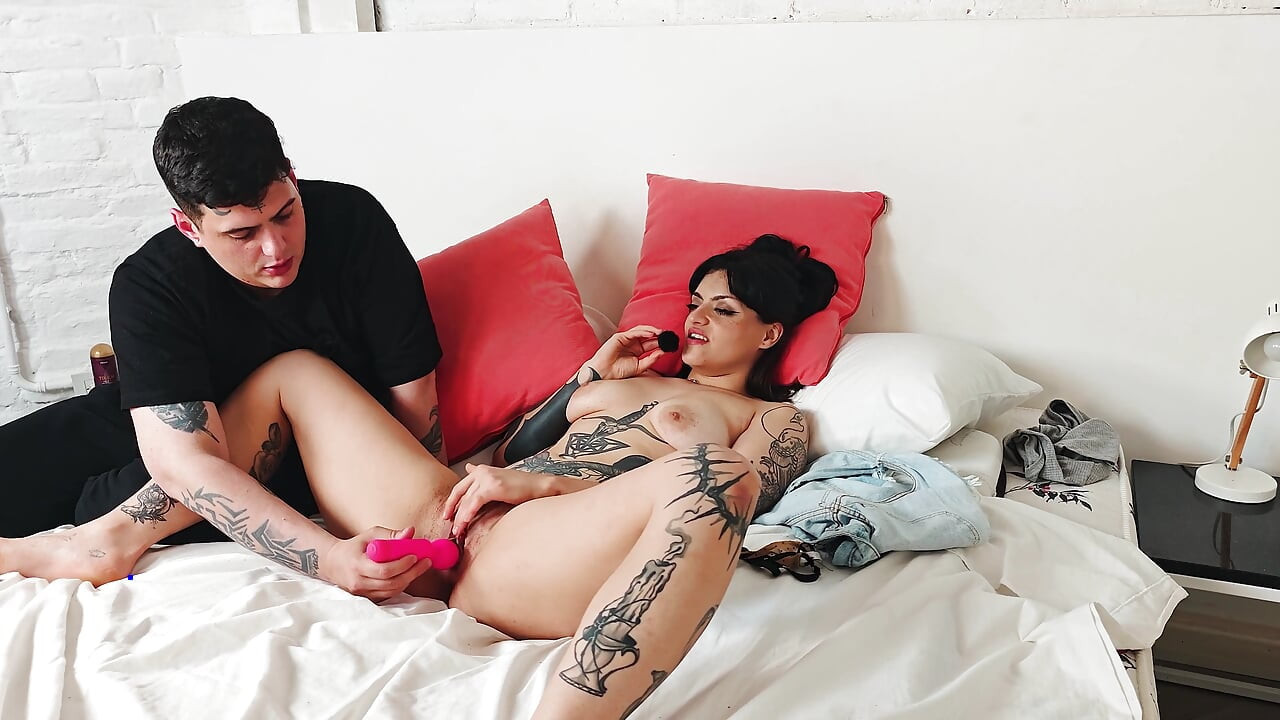 Όμορφη διεστραμμένη με τατουάζ μου μαθαίνει πώς να την αυνανίζω - Lushers