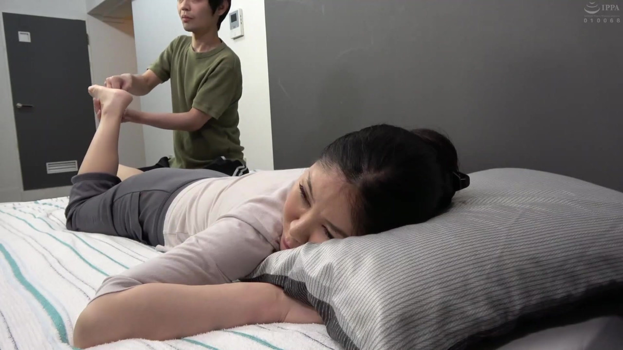 息子が母親の体をマッサージ中にズボンを下げて半ケツにしたら… - Part.1