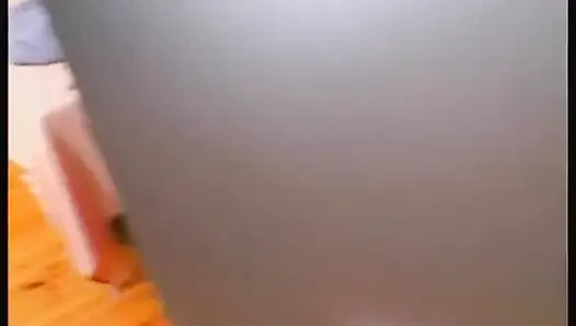Büyük memeli esmer amcığını parmaklıyor ve sikiyor ve boşalana kadar yarak sıvazlıyor