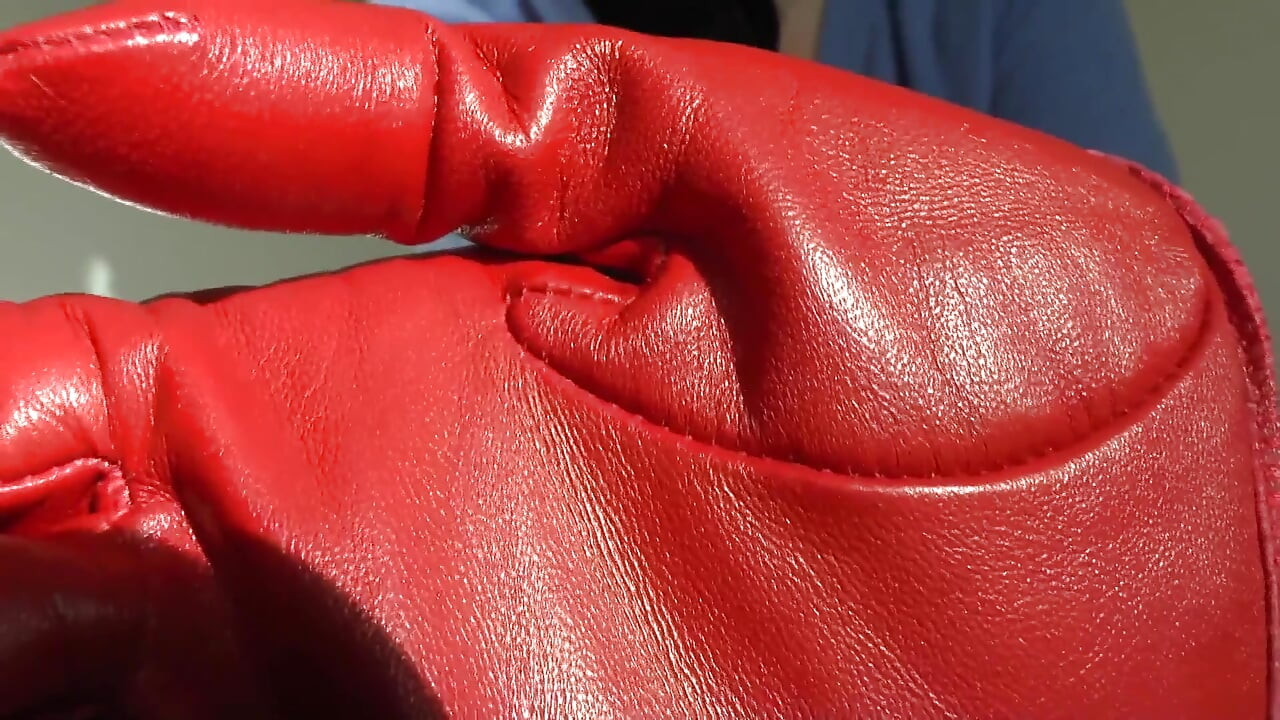 Ma van a cum napja! Piros bőrkesztyű szippantása, Lady Victoria Valente