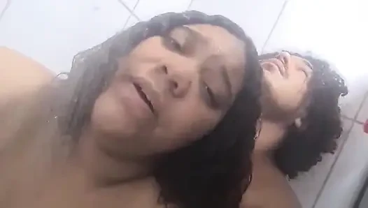Ibu tiriku minta aku mandi!