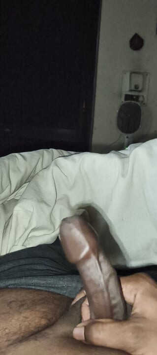 インド人男性がきれいに剃ったチョコレート色のチンコでエッジング