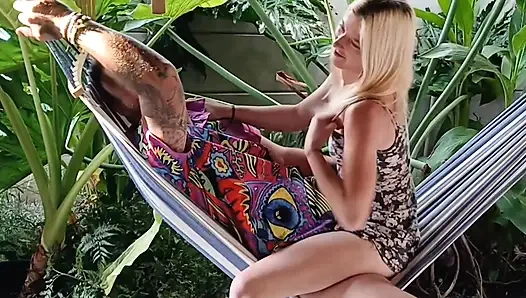 Rothaarige Farbe Ihr Haar, Blond, Sie Liebte Den Schwanz Auf Der Schaukel