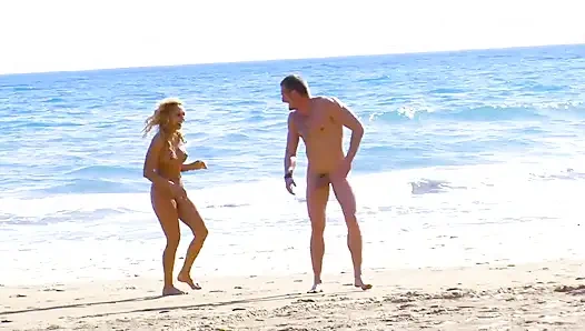 Рыжая фотосессия на пляже, она так возбудилась, что хотела, чтобы ее трахнули