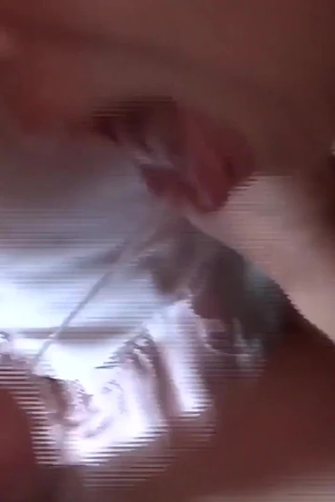 我继子的朋友把他们的鸡巴放在我的嘴里, 我吮吸他们直到他们射精