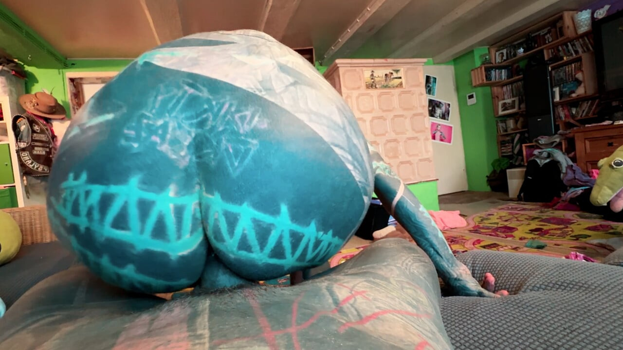POV privat porrstjärna med tatuering knullar och leder till creampie i hennes piercade fitta