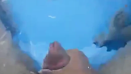 una pajita en el jacuzzi