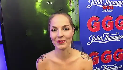 Memek becek si cewek hot rambut cokelat ini dientot habis-habisan sampai dicrot di dalam