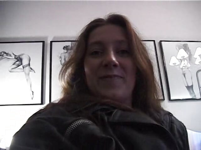 Cycata milf cieszy swoją brudną cipkę