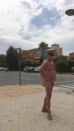 Nackt auf der Strasse