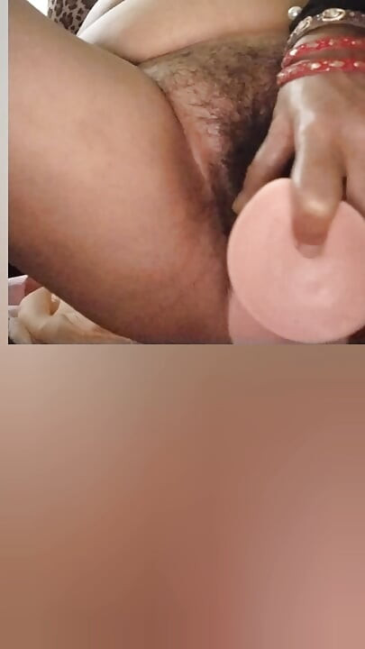 Deshi Svastika uživa sa Didloom u njenom guranju zgodne dlakave zrele pičke