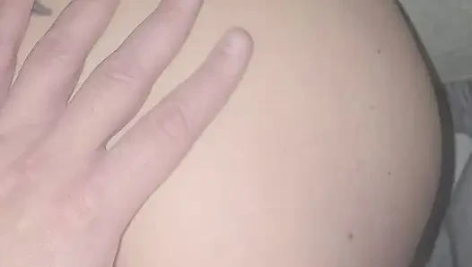 Er ejakuliert in meiner muschi und ich furze sein sperma aus . e