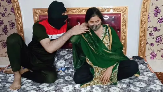 Une belle-tatie pakistanaise sexy avec un garçon