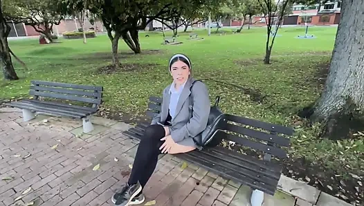 Aku pertama kali ngentot sama abang tiri sahabatku setelah pulang kuliah