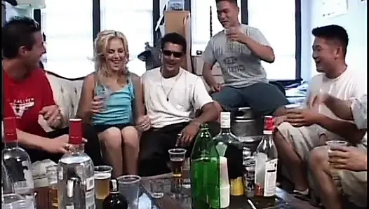 Pelacur pirang toket kecil selalu siap untuk ngentot ganda threesome