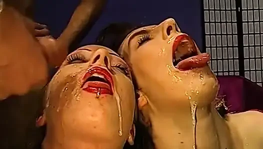 Pesta seks bukkake liar: wajah dua cewek nakal ini dicrot sperma hangat!