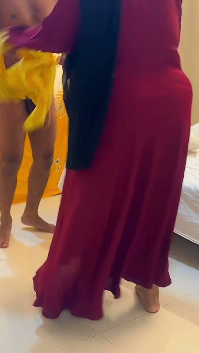 TABOO SEX: मुस्लिम बड़े स्तनों वाली 40 साल की सौतेली मम्मी सौतेले बेटे के 18 साल के दोस्तों से चुदाई चाहती है, फिर वह उसका हाथ बांधता है और रफ F देता है | क्लिप 1