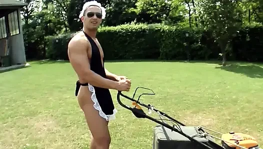 Худенькой возбужденной шлюхе трахают в глотку и киску на улице в саду