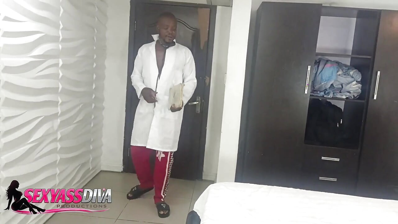 Médico dando a seu paciente foda crua
