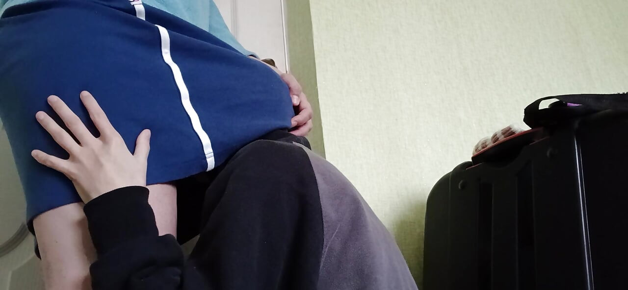 Två grannar döljer det faktum att de är lesbiska