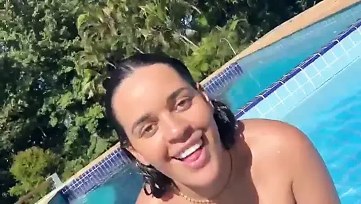 Ich habe meinen Traum wahr gemacht, bin nackt im Pool meines Nachbarn geschwommen und habe ihm dann meine heiße Muschi gegeben