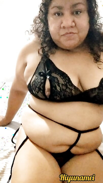 Funny Colombian likes to play with her big big pussy