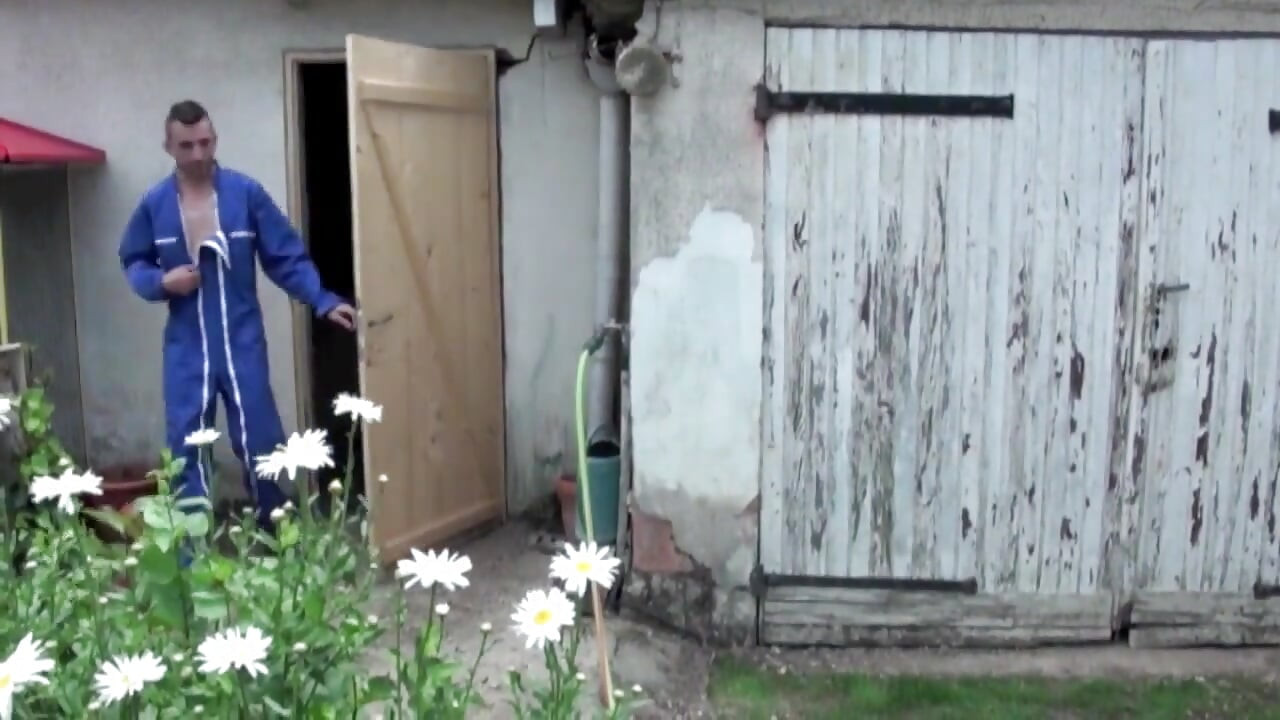 คนงานชายแท้ยอมรับให้ดูดควยและเย็ดเกย์นอกอาคาร