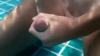 Teman lelaki berkongkek di bawah air