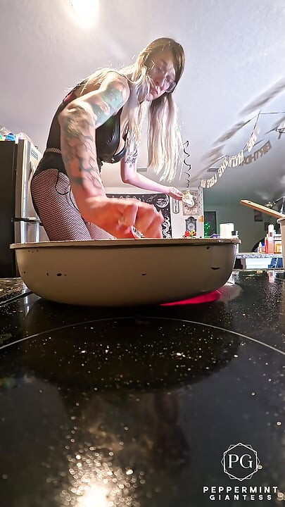 Giantess serwuje kurczaka Piccata w 8-calowych obcasach i czarnej bieliźnie