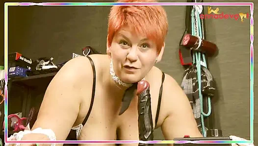 Hausmädchen wird beim Putzen geil