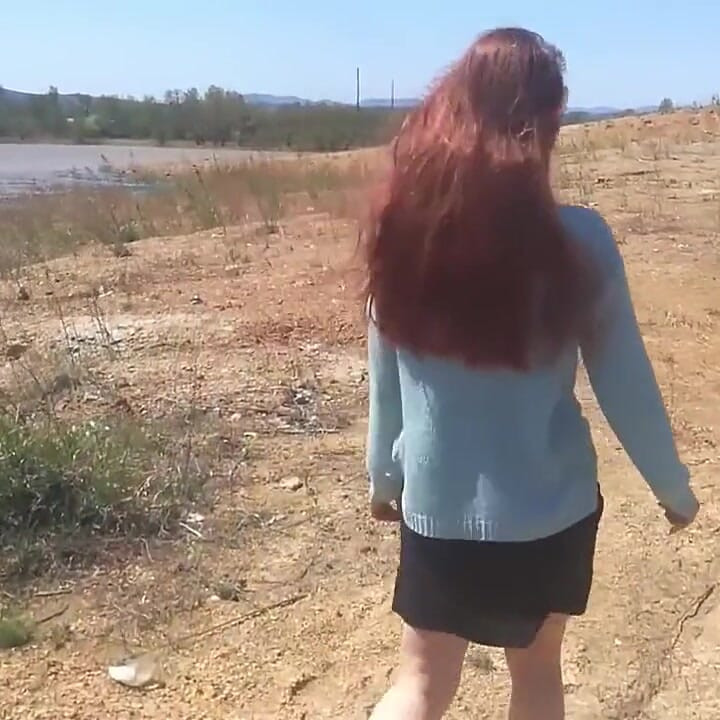 Pige klæder sig af på en blæsende dag