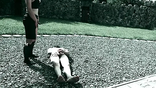 Aku ngebiarin cowok ini coli sambil aku kencing di kontolnya - toilet budak seks castle outdoor