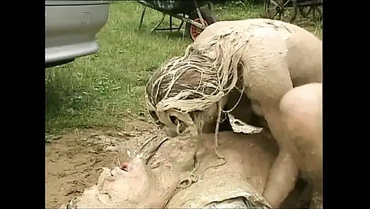 Çamur kaplı sürtük götünü sikiyor ve büyük yarakla pembe amına boşalıyor