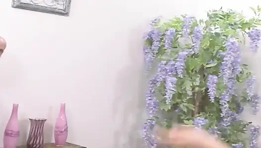 Сцена с возбужденными домохозяйками -4_Slim милфа-брюнетка с большими сиськами жестко трахается со своим другом с большим членом