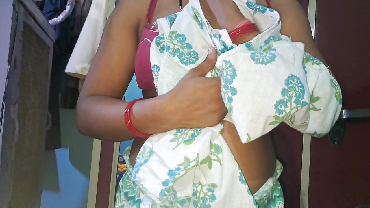 Bhabhi xshika changing cloth front of husband