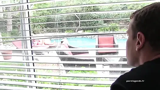 Kontolnya terlihat besar di mulut Stacy Jay saat tenggorokannya