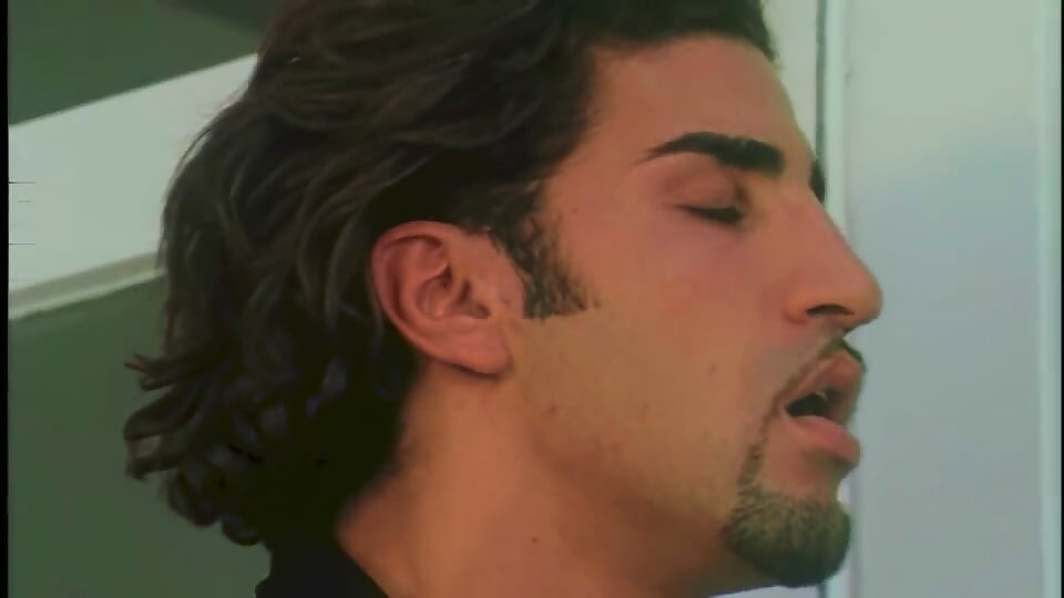 Kelly betrapt haar man terwijl hij met een ander neukt